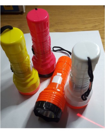 LINTERNA 1 LED PLASTICA COLORES C/PILAS DE RELOJ ARON NEGRO LC-1218